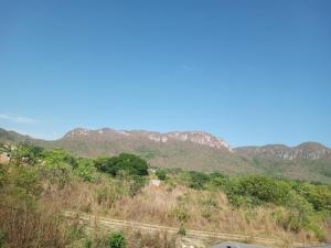 a view of a hill with mountains in the background at CASA TEMPORADA DONA CECÍLIA in Cavalcante