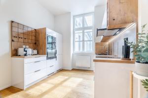 Kuchyňa alebo kuchynka v ubytovaní Elegant apartments located in the centre of Prague