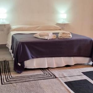 1 dormitorio con 1 cama con 2 toallas en Antonia III en Federación