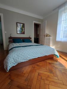 Grand appartement Athis Mons proche Paris tesisinde bir odada yatak veya yataklar
