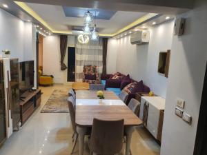 Fotografie z fotogalerie ubytování شقة مفروشة فرش فندقي دور ارضي ١٥٠م بجنينة ٩٠ م تطل على حديقة خاصة v destinaci Kafr Abū ʼumaydah
