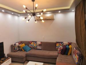 Fotografie z fotogalerie ubytování شقة مفروشة فرش فندقي دور ارضي ١٥٠م بجنينة ٩٠ م تطل على حديقة خاصة v destinaci Kafr Abū ʼumaydah