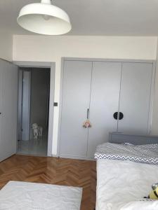 Habitación blanca con cama y perro. en Comfortable accommodation and nearby attractions, en Estambul
