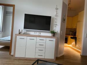 TV a/nebo společenská místnost v ubytování Ferienwohnung Fehmarn am Südstrand