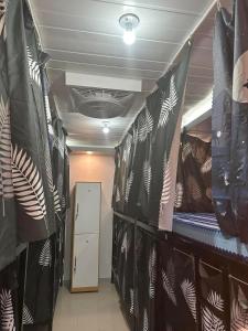 um quarto com cortinas pretas e brancas nas paredes em Block 7 Dormitelle - Balanga City em Balanga