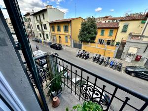 uma vista para uma rua da cidade a partir de uma varanda em Magnificat's Apartment em Florença