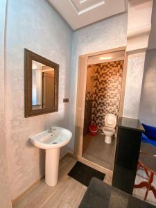 uma casa de banho com um lavatório e um WC em Amouage Surf House Anza em Agadir