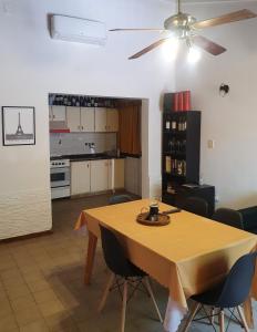 een keuken met een tafel met stoelen en een plafondventilator bij Casa Familiar para hasta 6 personas , Lujan de Cuyo , Mendoza in Ciudad Lujan de Cuyo
