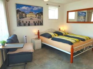1 dormitorio con 2 camas, mesa y sofá en Ludwig Apartment, en Ludwigsburg