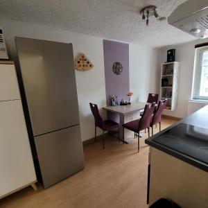 a kitchen and dining room with a table and chairs at Vor den Toren Dresdens und der Oberlausitz in Radeberg