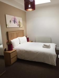 A bed or beds in a room at Ilford Central Luxury Apartments 
