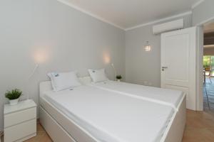 Postel nebo postele na pokoji v ubytování Golden Seaside Villa - Acesso Praia e Piscina Incluído + 22 fotografií