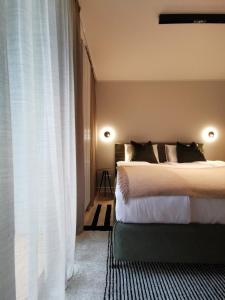 Giường trong phòng chung tại Albatross RELAX seaside design apartment with terrace