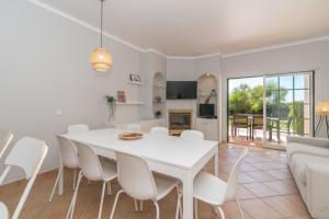 TV a/nebo společenská místnost v ubytování Golden Seaside Villa - Acesso Praia e Piscina Incluído