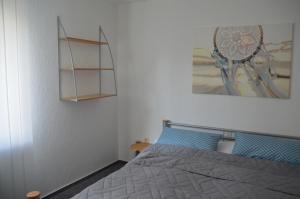 um quarto com uma cama e uma fotografia na parede em Apartment Traumzeit em Bad Neustadt an der Saale