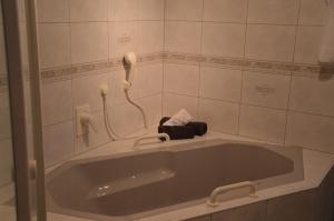 uma grande banheira na casa de banho com um telefone em Apartment Traumzeit em Bad Neustadt an der Saale
