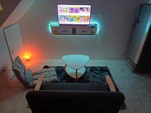 TV a/nebo společenská místnost v ubytování Nature Bliss Hideaway