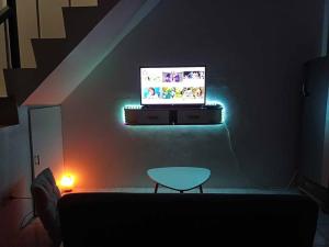 TV a/nebo společenská místnost v ubytování Nature Bliss Hideaway