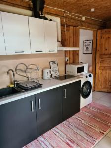 uma cozinha com um lavatório e uma máquina de lavar roupa em Apartment Võru vanalinnas em Võru