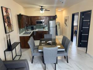a kitchen and dining room with a table and chairs at Ancla Suites Urban Hotel - 6 in Puerto Peñasco