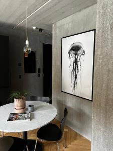 uma sala de jantar com uma mesa e um desenho de uma medusa em Marselisborg Allé 9 B em Arhus