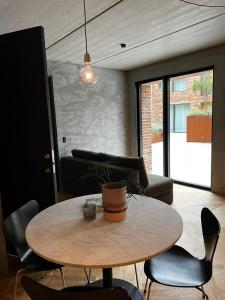 uma sala de estar com uma mesa e um sofá em Marselisborg Allé 9 B em Arhus