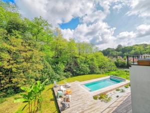 a swimming pool in the middle of a yard at VILLA MADHUKA - Chambres d'hôtes in Hendaye
