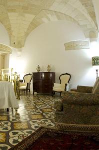 un soggiorno con divano e sedie di Residence Castello Otranto a Otranto