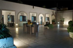 un patio con tavolo e sedie di fronte a un edificio di Residence Castello Otranto a Otranto