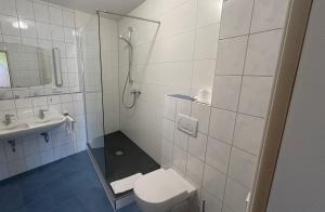 Koupelna v ubytování Goldener Schwan Hotel Garni + 26 fotografií