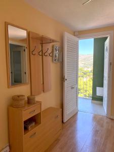 - une salle de bains avec une commode et une porte avec vue dans l'établissement Sea & Mountain Views Benicassim, à Benicàssim