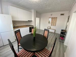 Una cocina con una mesa y sillas en una habitación. en Best Apartament PR, en Pristina