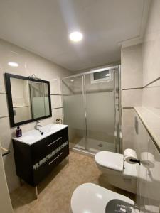 La salle de bains est pourvue de toilettes, d'un lavabo et d'une douche. dans l'établissement Sea & Mountain Views Benicassim, à Benicàssim