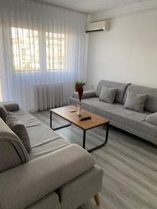 Una sala de estar con un sofá y una mesa de café. en Best Apartament PR, en Pristina 13 fotos más