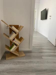 un pasillo con una estantería con libros en Best Apartament PR, en Pristina