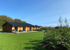 ein Haus mit einem großen Garten davor in der Unterkunft Beautiful Home In Nafferton With Wifi in Nafferton