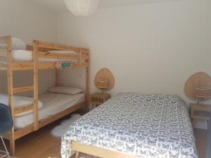 sypialnia z 2 łóżkami piętrowymi i łóżkiem w obiekcie VILLA MADHUKA - Chambres d'hôtes w mieście Hendaye