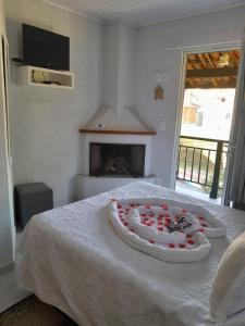 - un gâteau au-dessus d'un lit avec une cheminée dans l'établissement Casa da Joana, à Monte Verde