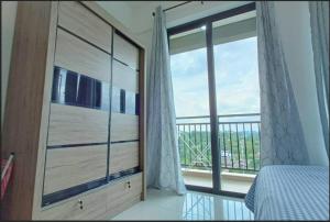 a bedroom with a bed and a large window at Johor Bahru Central Park/15分钟到达很多地方，完美的市中心地点 in Johor Bahru