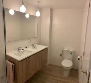 La salle de bains est pourvue de toilettes, d'un lavabo et d'un miroir. dans l'établissement Cadaqués en silenci, à Cadaqués