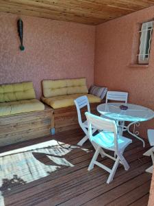 a room with a table and chairs and a couch at Studio Escale champêtre 31 in Donneville