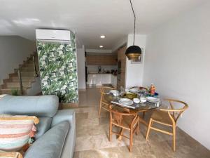 ein Wohnzimmer mit Sofa und Tisch in der Unterkunft Amazing Luxury Seafront Villa near Golf & Ocean in San Miguel de Abona