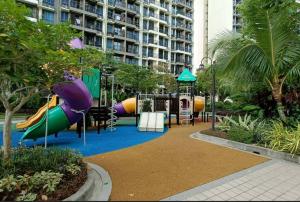 een speeltuin met een glijbaan in een park bij Johor Bahru Central Park/15分钟到达很多地方，完美的市中心地点 in Johor Bahru