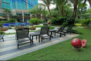 a group of black chairs sitting in a park at Johor Bahru Central Park/15分钟到达很多地方，完美的市中心地点 in Johor Bahru