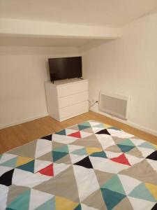 TV a/nebo společenská místnost v ubytování BudgetBnb 185, Toulon petit duplex a deux pas de l'Opéra climatisé + 1 fotografie