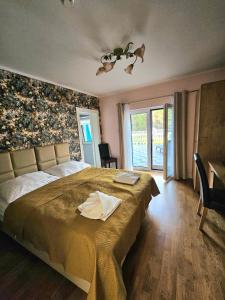 1 dormitorio con 1 cama grande con pared de flores en Dolcevita Podlasie, en Bondary