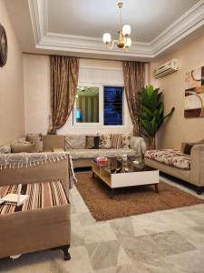 Sala de estar con 2 sofás y mesa en S+2 manzah 7 bis, en Túnez