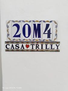 a sign on a wall with the words zoom casinoyrinth at 2 Camere Splendida casa vacanze in Tenerife del Sur Casa Trilly in Arona