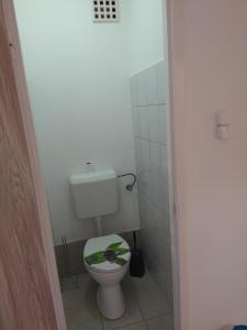 uma casa de banho com um WC com uma flor no assento em Sweet Home Appartman em Kazincbarcika