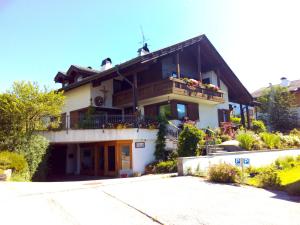 ein Haus mit einem Balkon mit Blumen darauf in der Unterkunft B&B Casa Bazzanella in Cavalese